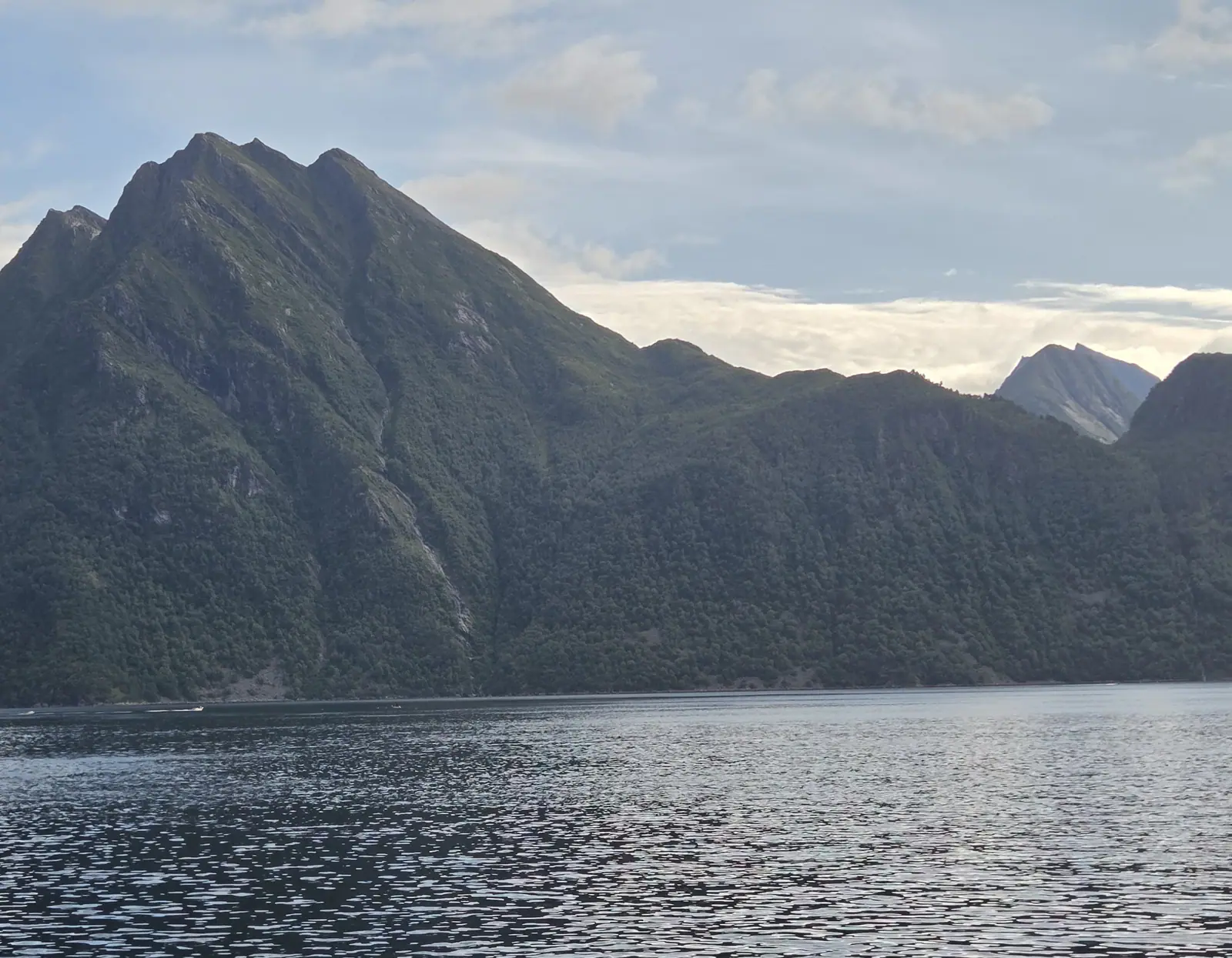 Saksa over Hjørundfjorden